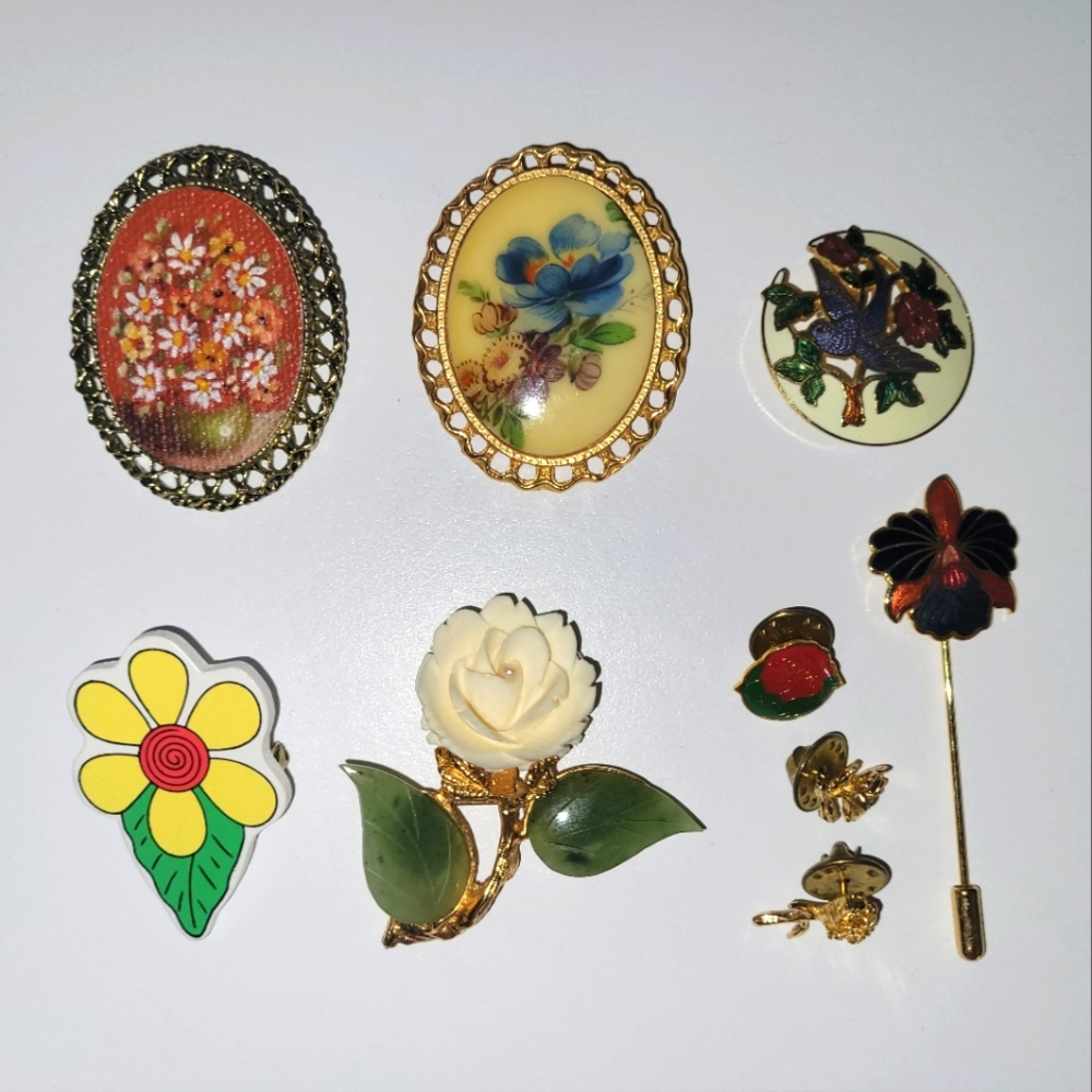 Set of floral brooches